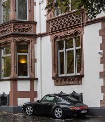 Wo wird 11er haus gestreamt? Eleganter Porsche 911 993 Vor Einem Eleganten Haus Fahrzeugbilder De