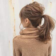 ホリーカタログ シンプルポニー コテで巻いて １つに結んで つまんでひっぱりだしただけの 簡単アレンジ 爪でひっかかる分の 髪の量をすくって ひっぱりだします 細めの束が好みの方はぜひ クラウンヘアー 天白区 緑区 名古屋 無造作