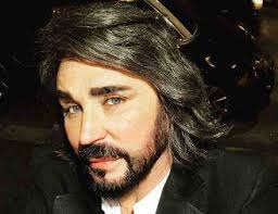 « l'unica cosa bella che ricordo di quando ero sotto le bombe nel rifugio in afghanistan sono le canzoni di scialpi alla radio ». Scialpi Chi E Eta Altezza Vita Privata E Instagram