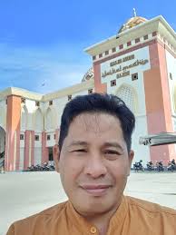 His girlfriend cheated but was seen by him, and he showed his identity as a  rich man to make her regret it 女友出轨被帅哥看见，帅哥摆明自己富二代的身份让她后悔