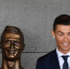 Welcome to the official facebook page of cristiano ronaldo. Christiano Ronaldo Wie Die Flughafen Buste Den Kunstler Ins Ungluck Sturzte Welt