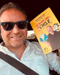 En solo dos días devoré el increíble libro de mi amigo @viejotuber “El  mejor país de Chile”. 📚 Es un viaje fascinante por los chilenismos que  capturan nuestra cultura, historia y esencia.