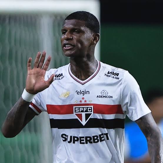 Zagueiro tem data para voltar ao Brasil e definir futuro no São Paulo