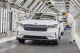 Tra queste il digital cockpit di serie, le opzioni di connettività ad ampio raggio e l'illuminazione ambientale. Serienproduktion Des Skoda Enyaq Iv Im Werk Mlada Boleslav Gestartet Elektroauto News Net