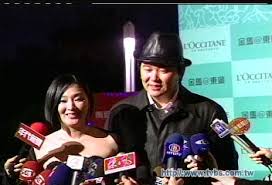 侯炳瑩日前在微博中分享近照，只見53歲的侯炳瑩保養得宜，不僅皮膚緊緻，沒有一絲的皺紋，身材更是如少女般苗挑，幾乎在她身上找不到一丁點的贅肉， 《施公奇案》侯炳瑩息影20年「凍齡神顏」近況曝 網驚呆 | 娛樂星聞. ä¸åšå‡é¢å…„å¦¹ ä¾¯ç‚³ç'©æŽ§å…„éºæ£„ ä¾¯å† ç¾¤ Tvbsæ–°èžç¶²