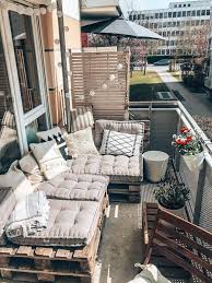 Sch Ner Balkon Mit Selbstgebautem Sofa Aus Europaletten In M Nchen Wggesucht Wg Balkon Ba In 2020 Small Balcony Decor Balcony Decor Apartment Balcony Decorating