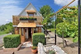 Pin By Caroline Hebert On Jozsi S Cottage Small House Swoon Backyard Cottage Small House