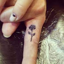 Tatowierung Am Finger Eine Rose Arbeit Erledigt Arbeit Erledigt Finger Tatowierung Finger Rose Tattoo Small Finger Tattoos Tattoos