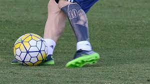 El actual balón de oro ha dibujado en su pierna izquierda una media como las que luce con el barça y el cuadro albiceleste. Los Riesgos Que Corrio La Salud De Messi Por Su Nuevo Tatuaje Infobae