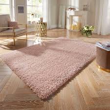 Er wirkt schon von weitem kuschelig weich. Design Hochflor Teppich Talence Supersoft Pastel Rose Teppich Boss