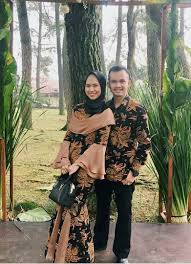 Sekarang ada banyak sekali model baju batik untuk cowok. 30 Model Batik Sarimbit Keluarga Couple Modern Terbaru