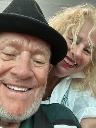 Janet Pelzel's Instagram, Twitter & Facebook