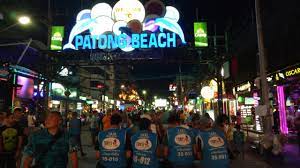 Berlibur ke kota bangkok belum lengkap rasanya jika tidak menyempatkan waktu untuk mampir ke kota terdekat yaitu pattaya. Menengok Kehidupan Malam Di Bangla Street Phuket Kumparan Com