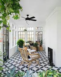 Prenez Soin De Vos Plantes D Interieur Comme Un Pro Creez Votre Jungle Chez Vous Plant House En 2020 Plancher De Patio Terrasse Interieure Ferme De Style Moderne
