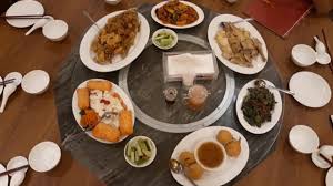 .keakraban hubungan keluarga yang terbentuk daripada makan bersama seisi keluarga memberi kesan besar kepada kehidupan anak dan kesan positif ini akan mempengaruhi tabiat makan. Tradisi Kumpul Dan Makan Bersama Keluarga Besar Di Restoran Angke Youtube