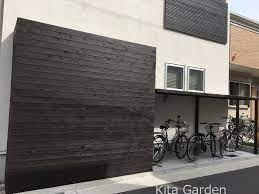 目隠しウッドフェンスと木材の自転車屋根 自転車 屋根 玄関 自転車 自転車置き場