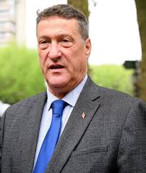 Ain. En colère, ce maire veut « rendre ses panneaux » à la Région