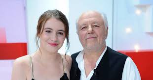 Située 4 rue tarbe 75017 paris 17 au capital : Exclusif Marc Jolivet Et Sa Fille Camille Jolivet Enregistrement De L Emission Vivement Dimanche Prochain Presentee Par M Drucker Et Diffusee Le 17 Fevrier Purepeople