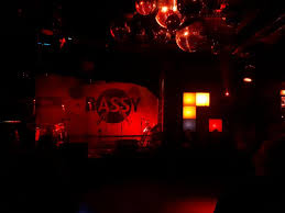 Je suis le créateur de la chaîne de chroniques sur youtube du même nom, consacrée aux légendes et aux mythes de l'histoire du rock. Goodbye Bassy Club Fermeture D Un Lieu Mythique Du Rock N Roll