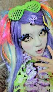 還記得以前日本曾經流行過的黑臉辣妹 山姥 山婆 ヤマンバ 嗎 這個10年前大流行的人種 雖然現在還是偶爾看得到一兩隻 笑 但早就已經被改朝換代好幾代給淘汰囉 已經好久沒有出現像以前那樣 讓人印象深刻 的辣妹 ギ white makeup japanese street