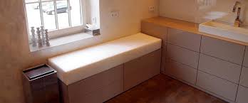 Badezimmer bank badezimmer boden sitzbank bad badezimmer gestalten sitzgelegenheiten baden hochzeitsgeschenke bad bank. Waschtisch Mit Angrenzender Sitzbank Badezimmer Wa