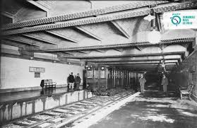 Ouverture des portes d'une rame mf2000 de la ligne 9 du métro parisien. Ligne 1 Ratp On Twitter Bonanniversaire Ligne1 19 Juillet 1900 Ouverture De La Premiere Ligne De Metro A Paris Ici Des Agents A La Station Hotel De Ville Quelques Heures Avant