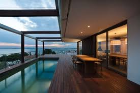 Modernes Haus Mit Balkon Pool Im Boden Versunken Holzdeck Sitzbereich Design Fur Zuhause Moderne Hausentwurfe Zeitgenossische Hauser