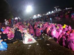 Het knmi kondigde code rood af. Rode Kruis Deelt Dekens Uit Op Pinkpop L1