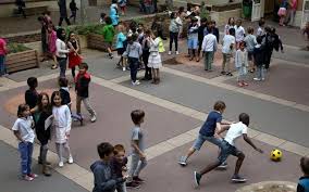 Pourquoi La Cour De Recreation Donne Plus De Place Aux Garcons Le Parisien Les traductions tiennent compte du genre grammatical. pourquoi la cour de recreation donne