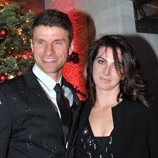 Während er dafür hart trainiert, entspannt seine frau lisa (31) am. Thomas Muller Und Seine Frau Lisa Muller So Lebt Das Traumpaar Fussball Wm