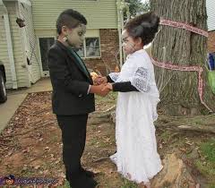 Aceasta sarbatoare a fost imprumutata de aproape toate tarile din lume si se sarbatoreste in noaptea de 31 octombrie deoarece pe 1 noiembrie e ziua. 5 Idei Creative De Costume De Halloween Ideale In Cazul Familiilor Cu Doi Copii Totul Despre Mame