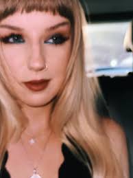 Britt Hewitt (@britt.hew) • Instagram photos and videos