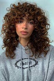 Check out how tight coils, beachy waves, and tousled twists enhance these 11 shag haircuts. 9 Super Schmeichelnde Haarschnitte Wenn Sie Ein Ovales Gesicht Haben New Site Curly Hair Styles Curly Shag Haircut Curly Hair Styles Naturally