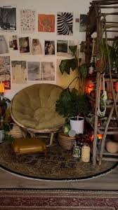 Cozy Eclectic Room Decor Ideas with Plants and Art