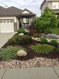 I have here the 50 best front yard landscaping ideas and garden designs you will love. Gorgeous 60 Simple Low Maintenance Front Yard Landscaping Ideas Https Wholiving Co Farmhouse Landscaping Front Yard Landscaping Design Front Yard Landscaping
