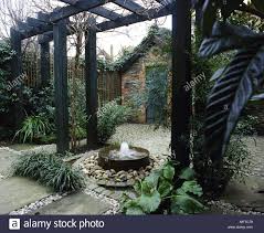 Dieses wasserspiel wurde aus hochwertigem naturstein gefertigt. Zuruck Garten Mit Terrasse Pergola Wasserspiel Und Kleines Haus Aus Stein Stockfotografie Alamy