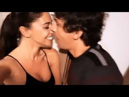 La conductora de américa y su flamante pareja compartieron una cena en el barrio de chacarita, pero se negaron a ser retratados juntos. Belen Rodriguez E Lucas Langelotti Il Bacio Rubato E L Inizio Di Un Amore Parpiglia Svela Tutto Youtube