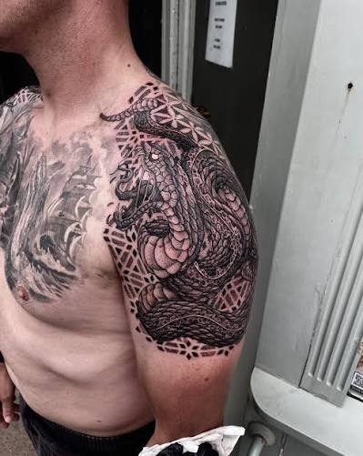 Shoulder snakes for David the other week. Thanks again. —————————————————— Sponsored by @magnumtattoosupplies @biotat_ —————————————————— #geometric #geometrictattoo #blackwork #devon #devontattoo #uktattoo #uktattooartist # tattoo #sleevetattoo ...
