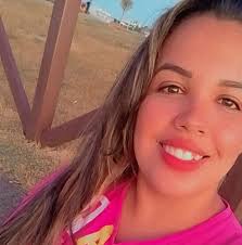 Mulher morre após tentar fazer curva em rotatória e cair de moto, diz PM