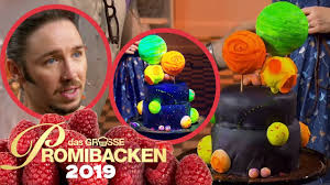 Simones tierischer gravity cake 'flamingo am see'. Im Dunkeln Leuchtender Kuchen Galaxy Cake 2 2 Aufgabe Das Grosse Promibacken 2019 Sat 1 Tv Youtube