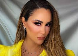 Extrañarte es mi necesidad, vivo en la desesperanza desde que tu ya no vuelves mas. Ninel Conde Actriz De Rebelde Mostro Mas De La Cuenta Al Exhibir Su Cuerpo En Bikini