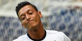 Mesut özil bleibt dann stehen und sieht die leute mit seinen großen augen freundlich an. Reaktionen Auf Rucktritt Aus Dfb Team Die Turkei Feiert Ozil Taz De