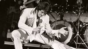 Elvis says a prayer before going on stage. Bizarre Elvis Presley Concert Appearances Mental Floss