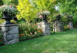 20 Beautiful Landscaping Along A Fence Ideas Designs