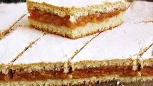 Cu un cutit, se fac fante de ventilatie. ReÅ£etÄ De ToamnÄ Asa Faci Cea Mai DelicioasÄ PlÄcintÄ Cu Mere