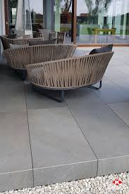 Floating Patio With Stone Look Tiles Nel 2020 Piastrelle Per Esterni Design Per Patio All Aperto
