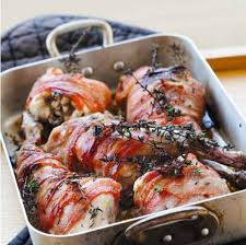 Preparazione della ricetta coniglio al forno: Ricetta Cosce Di Coniglio Al Forno Con Pancetta E Timo Giocando In Cucina