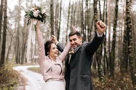 This is one of the enduring looks of the most beautiful and elegantly traditional wedding photography poses. 17 Beautiful Wedding Poses For The Bride And Groom
