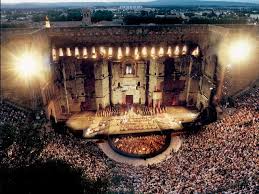 Diffusé en direct sur france télévision, le concert met à. Theatre Antique D Orange Opernhaus Orange Frankreich Opera Online Die Website Fur Opernliebhaber
