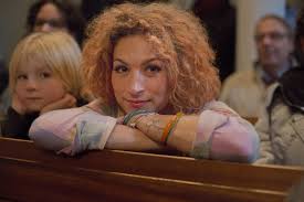 Elle a fait sa percée en 2002 avec le rôle du personnage principal desie. Your Mother Should Know 2018